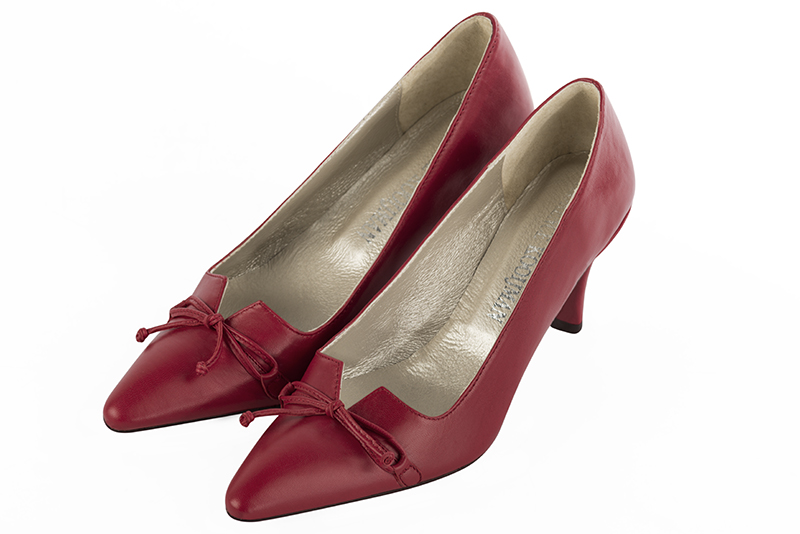 Cardinal red women's dress pumps, with a knot on the front. Tapered toe. Medium slim heel. Front view - Florence KOOIJMAN